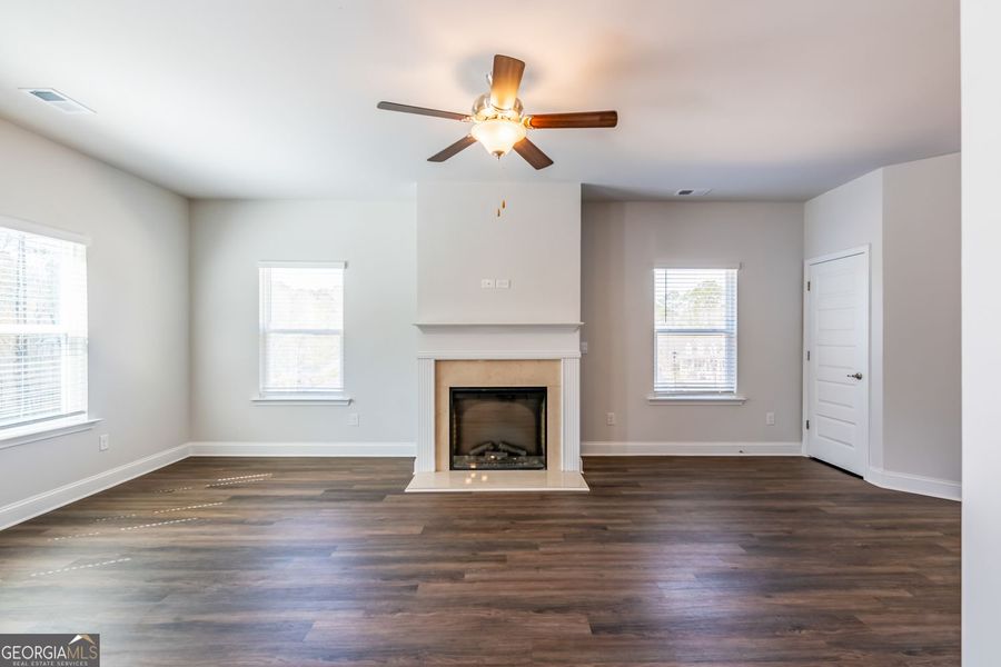 Spacious, unfurnished interior of a new home in Carson's Walk, Macon (Image 10).