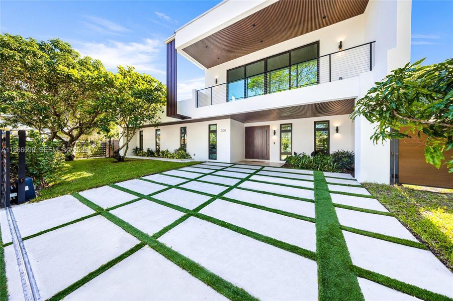 Exterior details and patio area of a home in , Miami (Image 36).