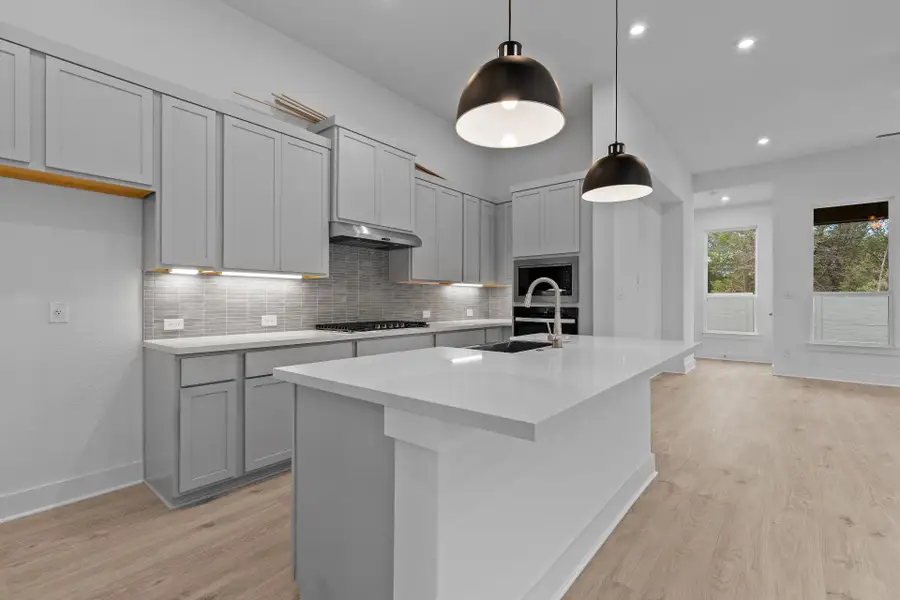 Large Center Island in Kitchen