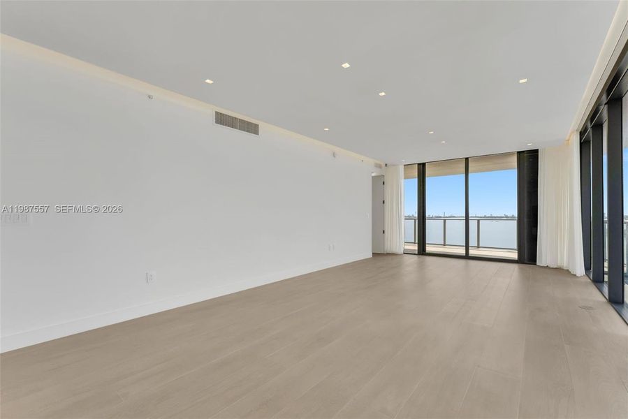 Spacious, unfurnished interior of a new home in Aria Reserve, Miami (Image 33).