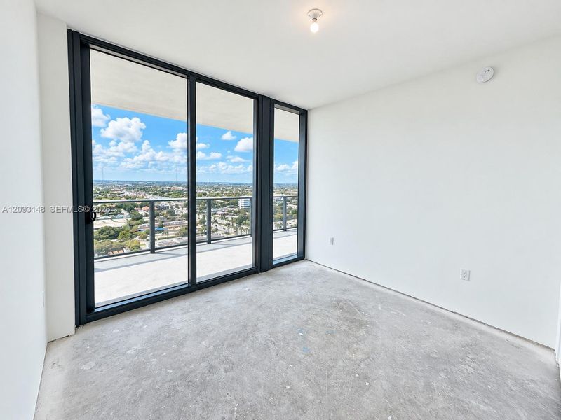 Spacious, unfurnished interior of a new home in , Hallandale Beach (Image 6).