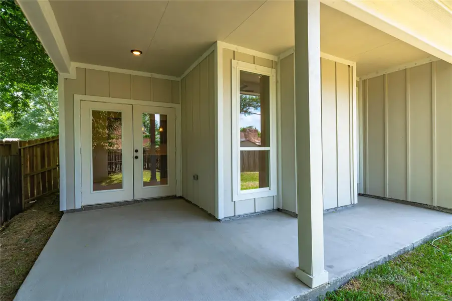 Exterior details and patio area of a home in , Texas City (Image 4).