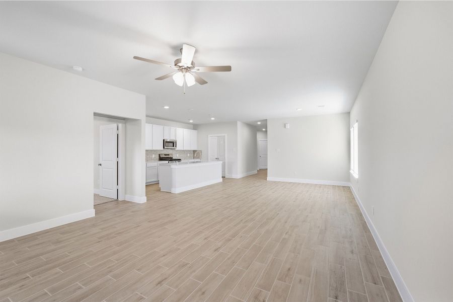 Spacious, unfurnished interior of a new home in Pecan Estates, Crosby (Image 49).