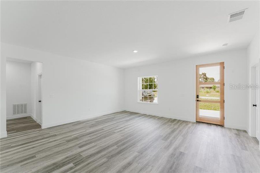 Spacious, unfurnished interior of a new home in , Ocala (Image 10).