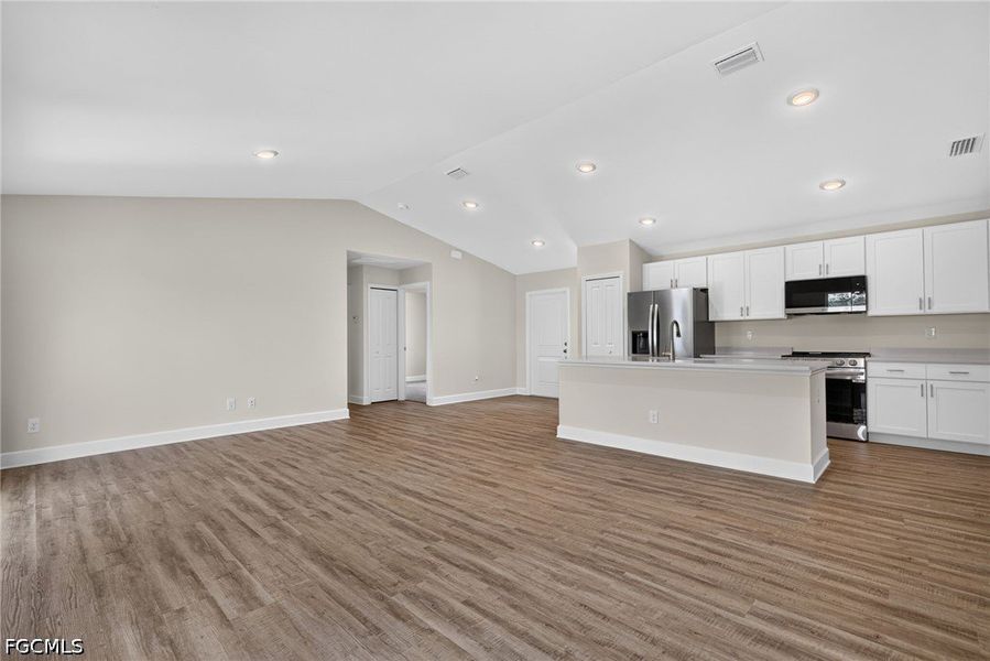 Spacious, unfurnished interior of a new home in Cape Coral, Cape Coral (Image 17).