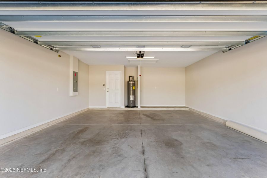 Spacious, unfurnished interior of a new home in , Jacksonville (Image 21).