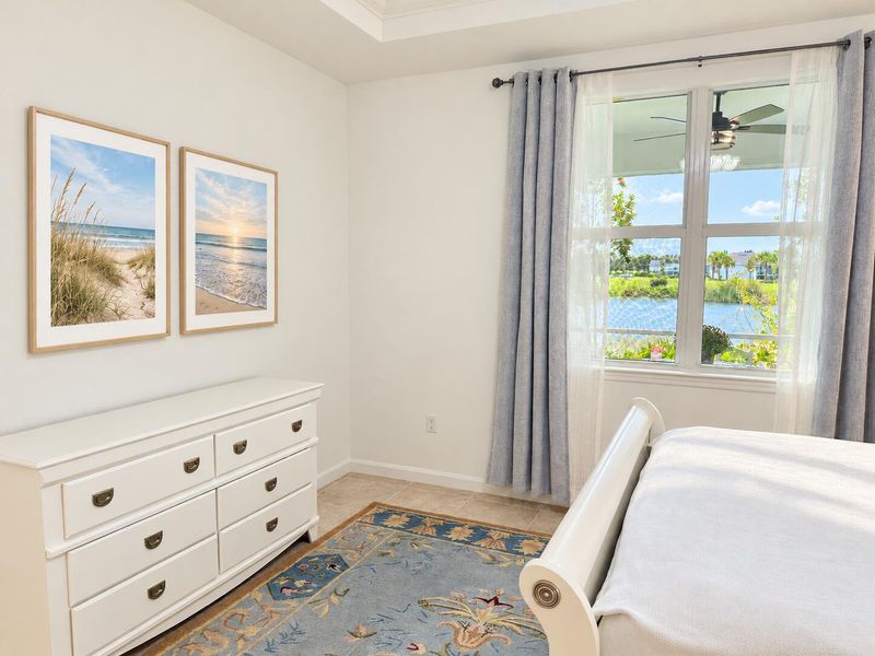 Airy bedroom with sunny lake views-2 (1) Airy bedroom with sunny lake views-2 (1)