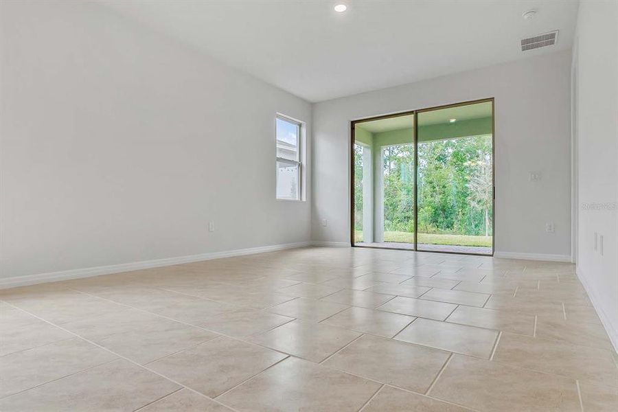 Spacious, unfurnished interior of a new home in Lakes of Mount Dora, Mount Dora (Image 9).