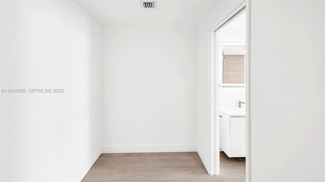 Spacious, unfurnished interior of a new home in Aria Reserve, Miami (Image 19).