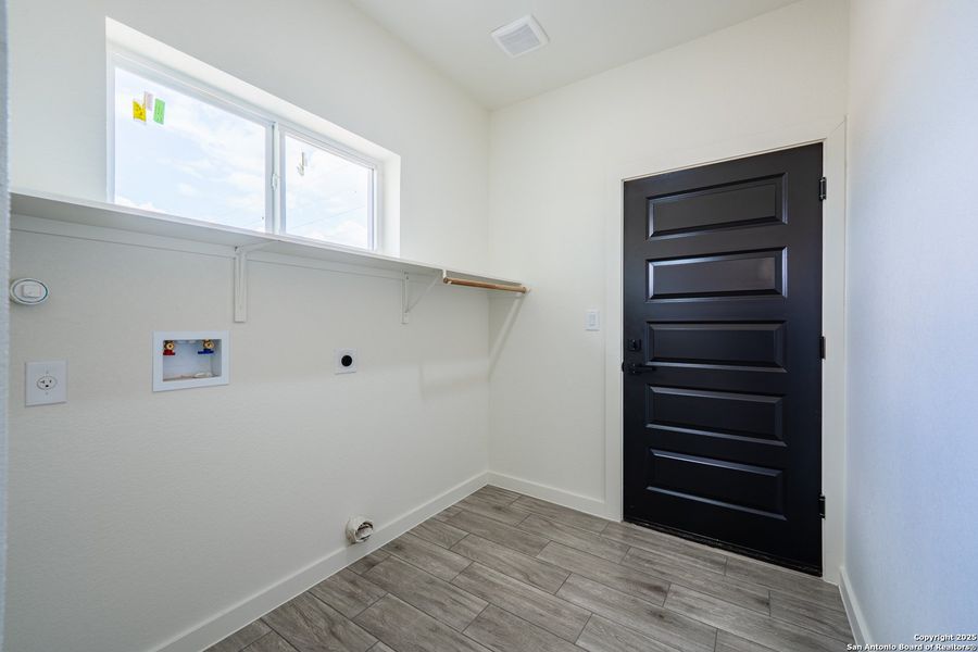 Spacious, unfurnished interior of a new home in , Natalia (Image 19).