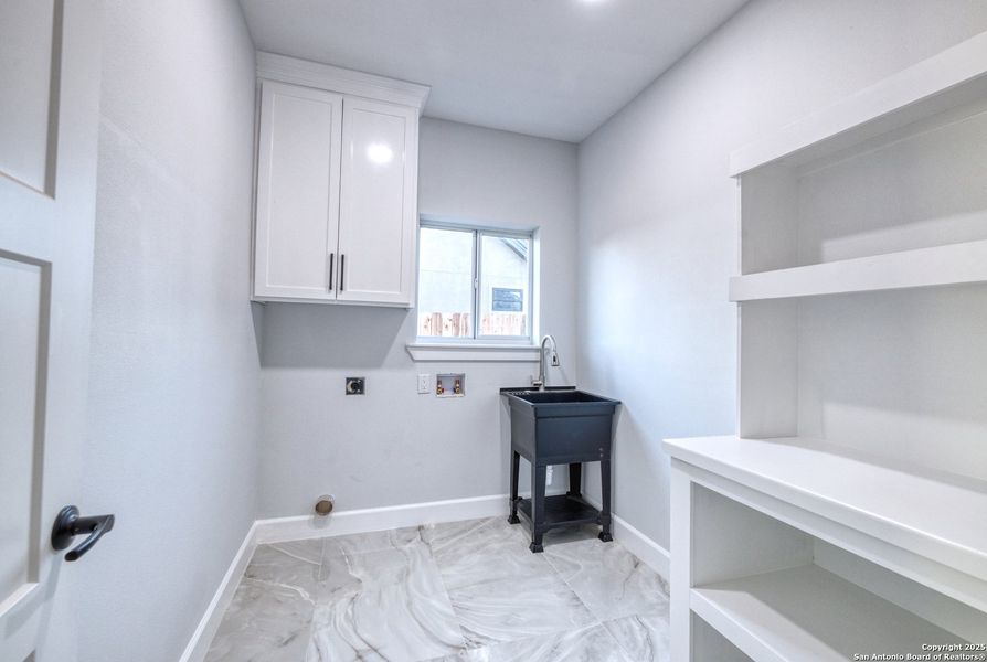 Furnished interior view inside a new home in , Uvalde (Image 7).