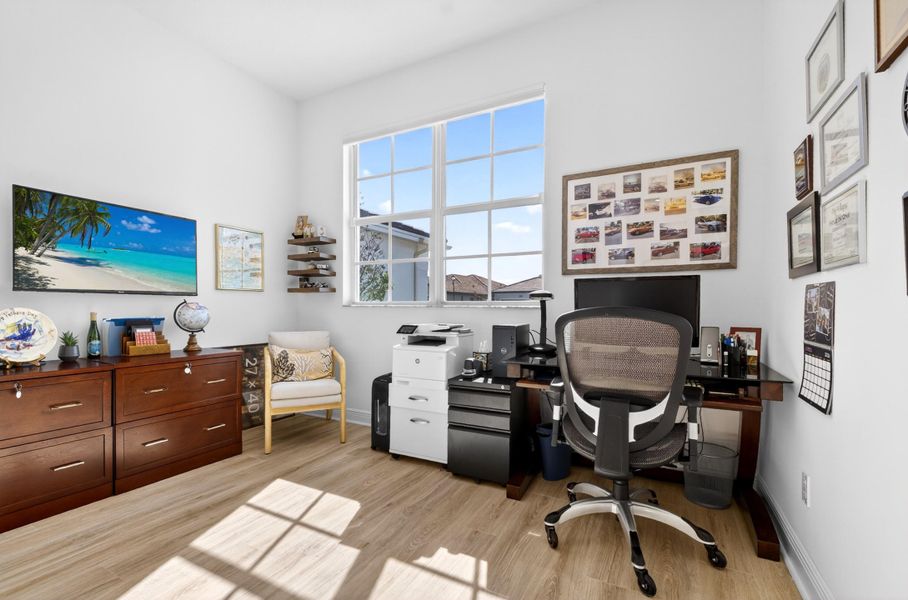 Guest Room (setup like office)