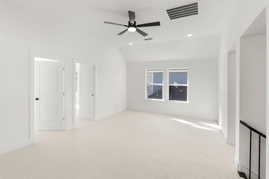 Spacious, unfurnished interior of a new home in Valencia on The Lake, Little Elm (Image 25).