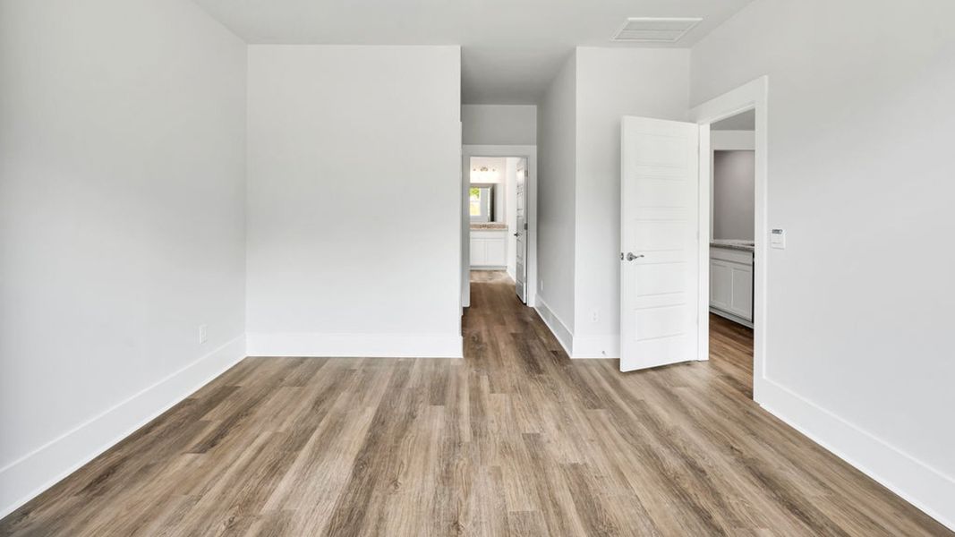 Spacious, unfurnished interior of a new home in Rolling Hills, Bolivia (Image 28).
