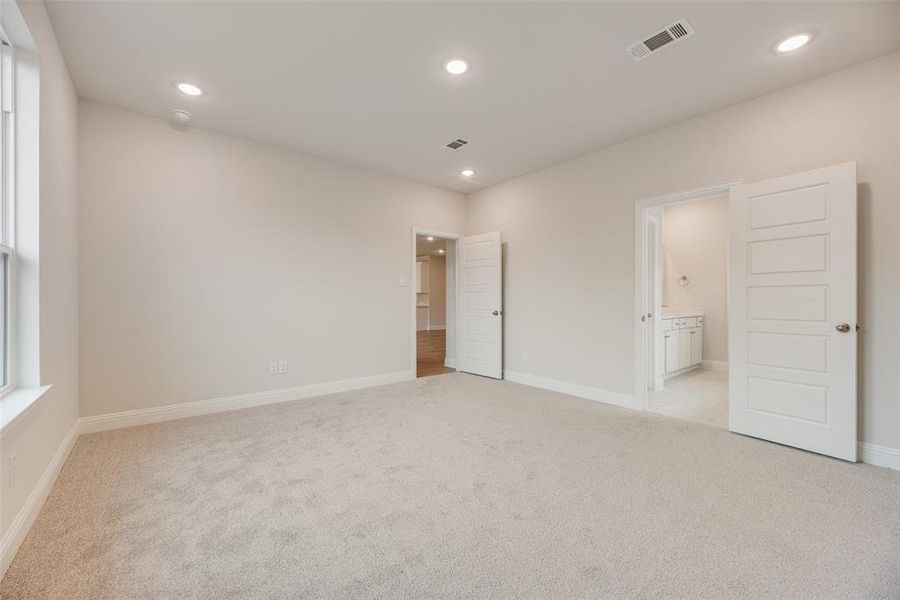 Spacious, unfurnished interior of a new home in Creekside of Crowley, Crowley (Image 18).