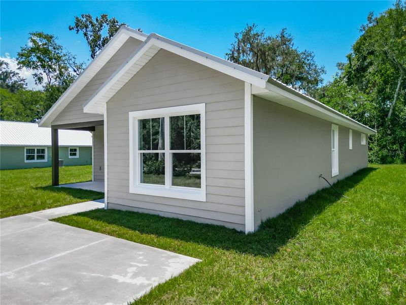 Exterior details and patio area of a home in , Lake Panasoffkee (Image 27).