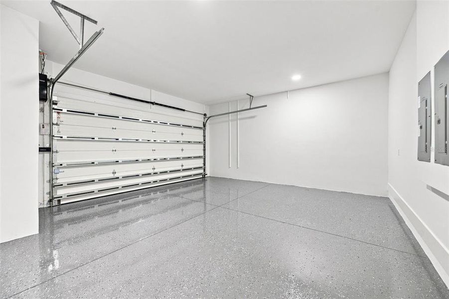 Spacious, unfurnished interior of a new home in , Sarasota (Image 20).
