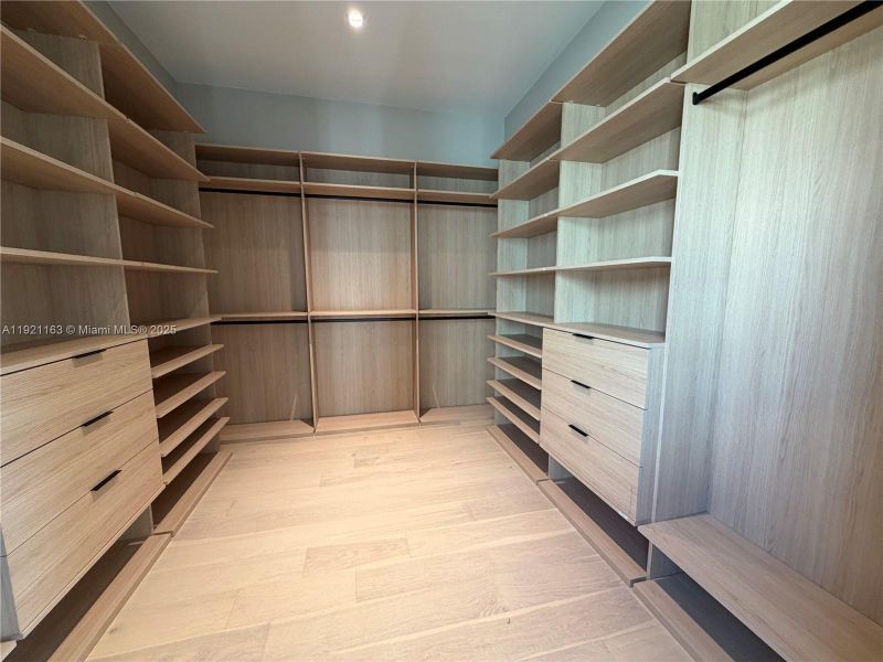 Spacious, unfurnished interior of a new home in , Hollywood (Image 58).