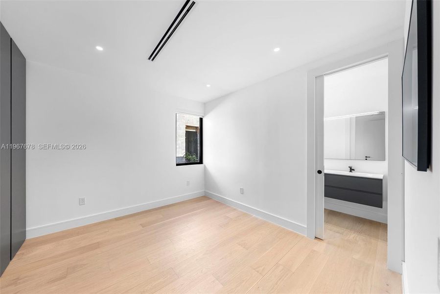 Spacious, unfurnished interior of a new home in , Miami (Image 82).