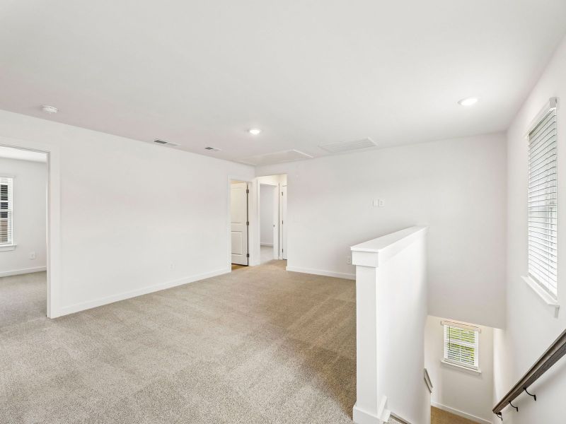 Spacious, unfurnished interior of a new home in Bear Springs, Columbia (Image 14).