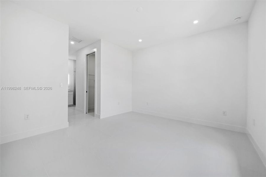 Spacious, unfurnished interior of a new home in , Lehigh Acres (Image 12).