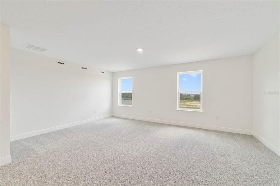 Spacious, unfurnished interior of a new home in Vintner Reserve, Clermont (Image 25).