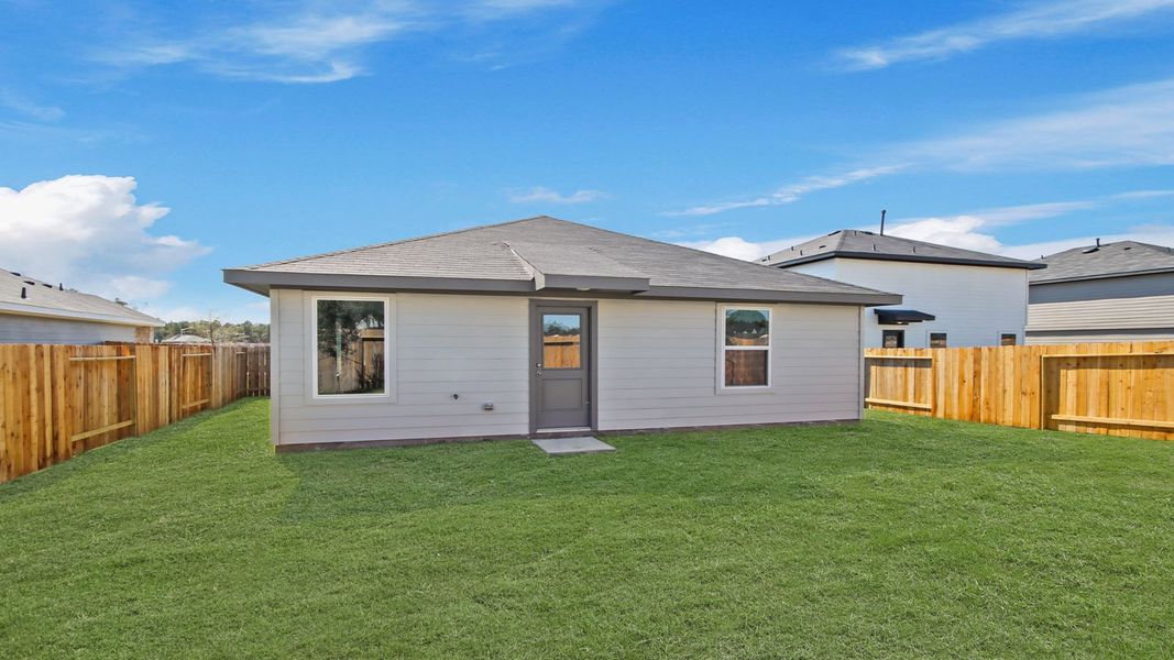Exterior details and patio area of a home in Silverthorne, Conroe (Image 4).