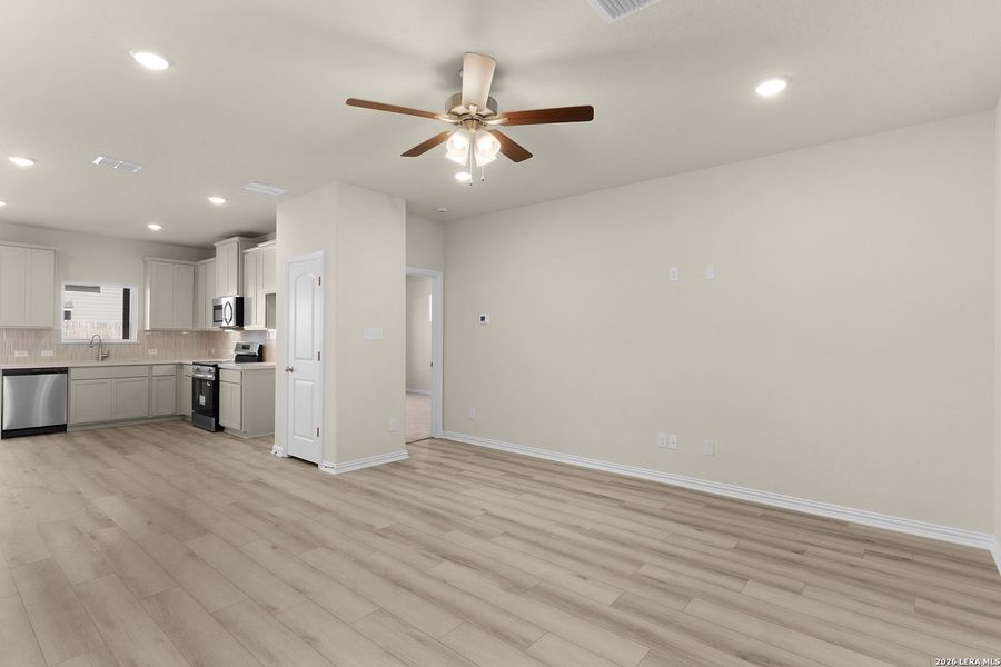 Spacious, unfurnished interior of a new home in Casinas at Gruene, New Braunfels (Image 10).