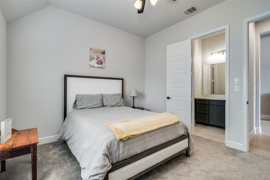 Secondary bedroom with private bathroom! Secondary bedroom with private bathroom!