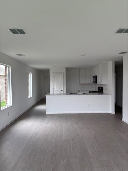 Spacious, unfurnished interior of a new home in Avalon Ridge: Cottage, Conroe (Image 16).