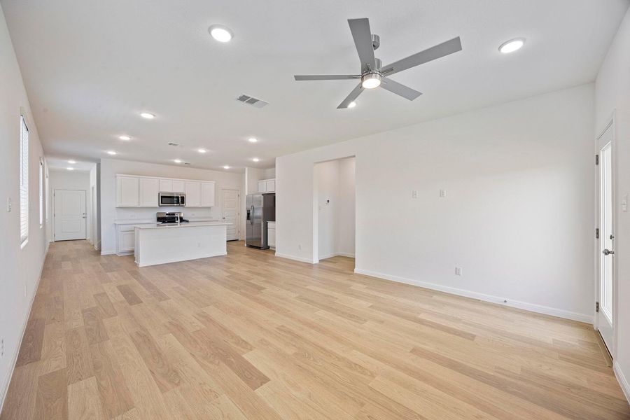 Spacious, unfurnished interior of a new home in Trinity Ranch, Elgin (Image 17).