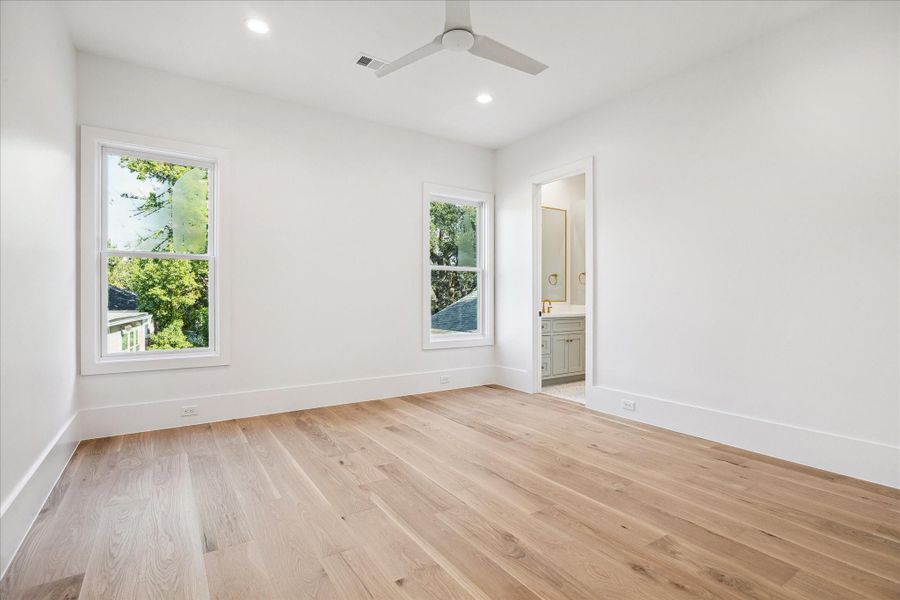 Secondary bedroom. Secondary bedroom.