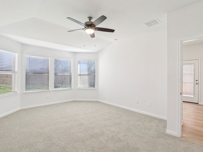 Spacious, unfurnished interior of a new home in Remington Ranch, San Antonio (Image 21).