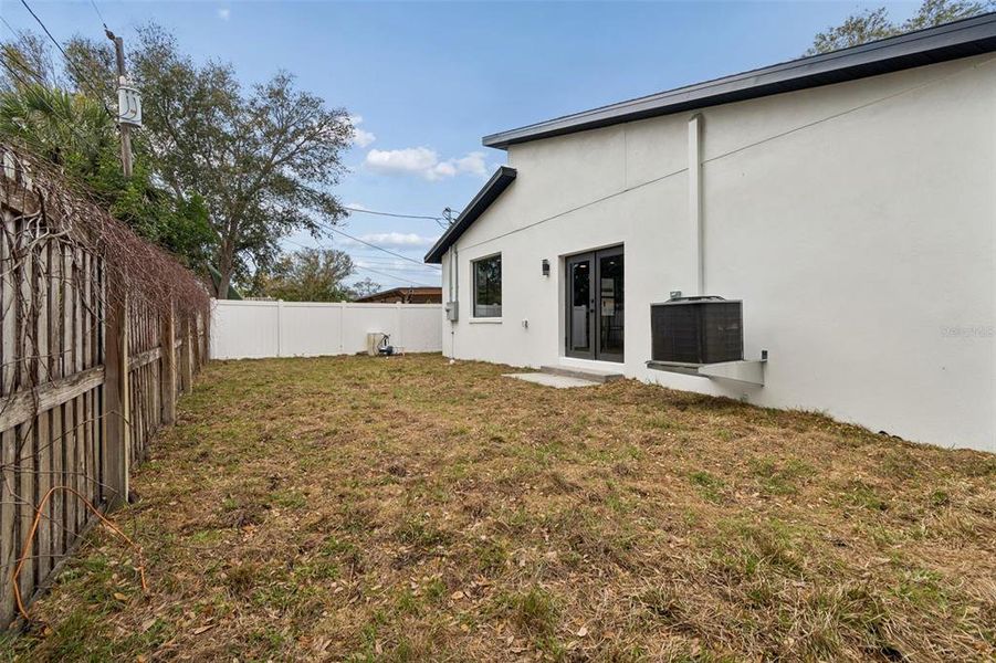 Exterior details and patio area of a home in , Pinellas Park (Image 3).