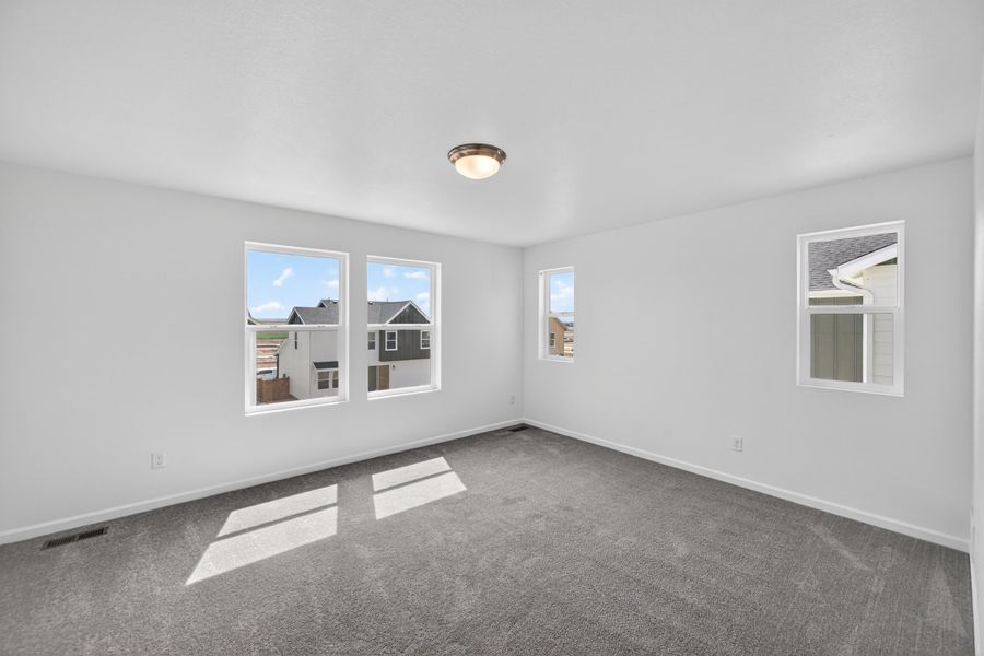Spacious, unfurnished interior of a new home in Sky Ranch, Aurora (Image 11).