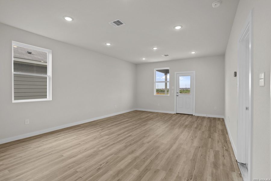 Spacious, unfurnished interior of a new home in Hacienda, San Antonio (Image 17).