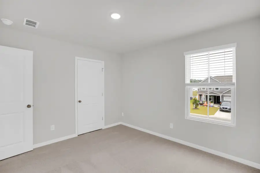 Spacious, unfurnished interior of a new home in Bradford Pointe, Summerville (Image 12).
