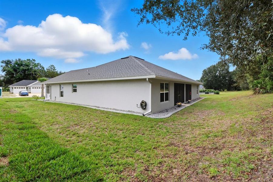 Exterior details and patio area of a home in , Dunnellon (Image 2).