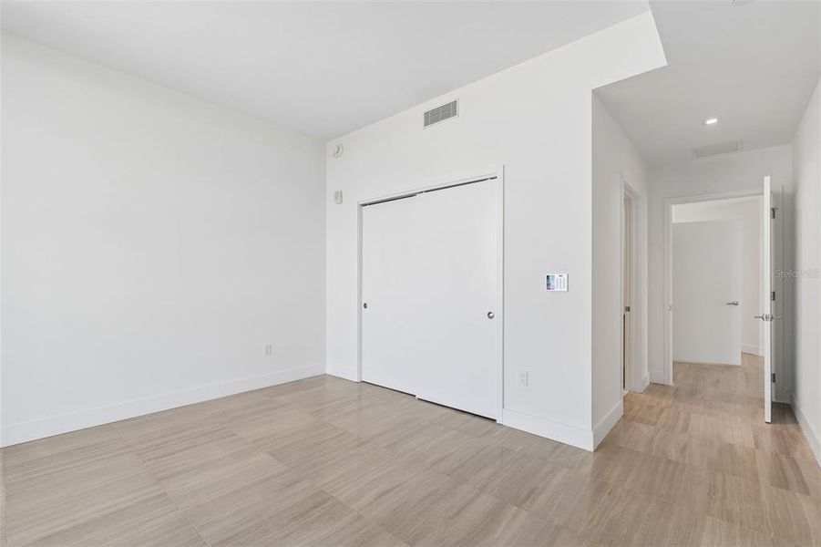 Spacious, unfurnished interior of a new home in , Tampa (Image 39).