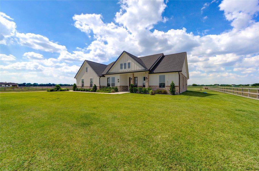 Exterior details and patio area of a home in , Needville (Image 19).