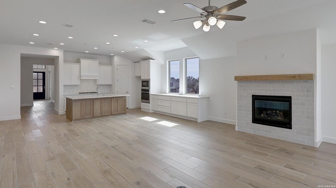 Spacious, unfurnished interior of a new home in The Ranches at Creekside, Boerne (Image 22).