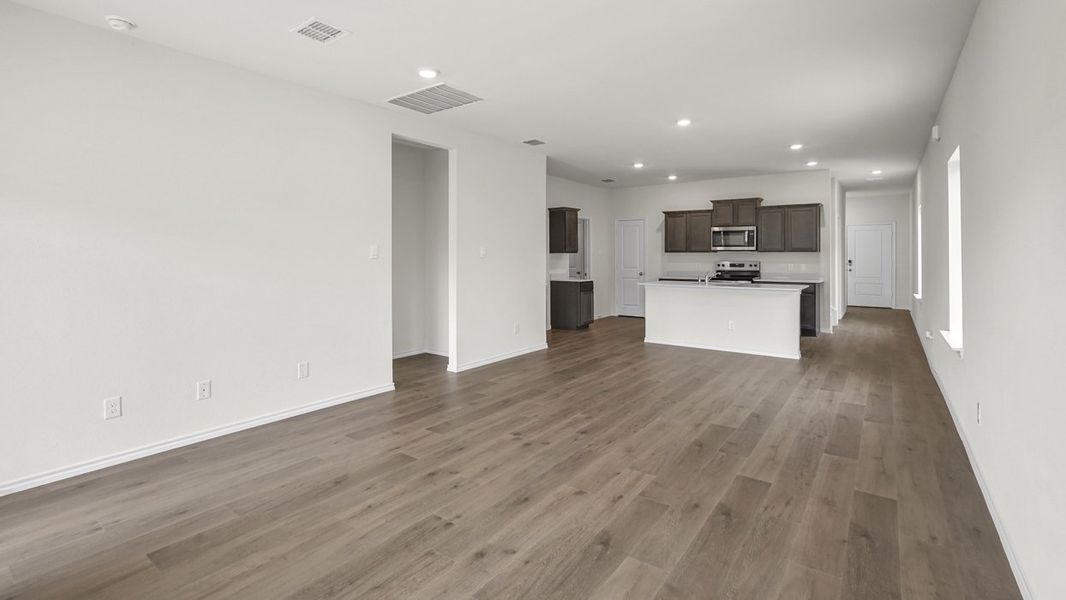 Spacious, unfurnished interior of a new home in Blaire Lake, Tyler (Image 12).