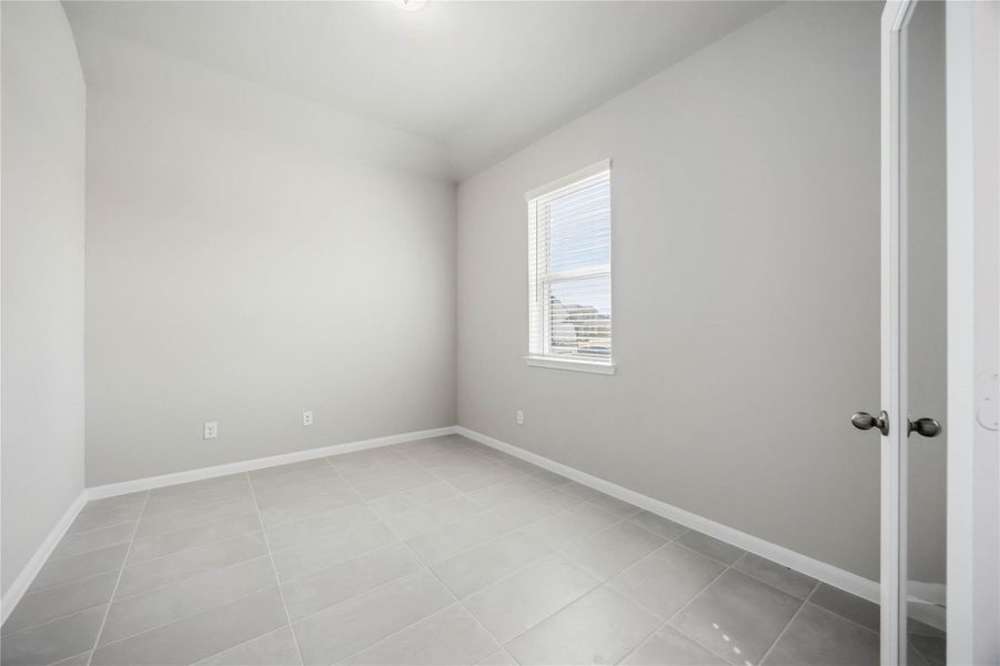 Spacious, unfurnished interior of a new home in Sunterra, Katy (Image 14).
