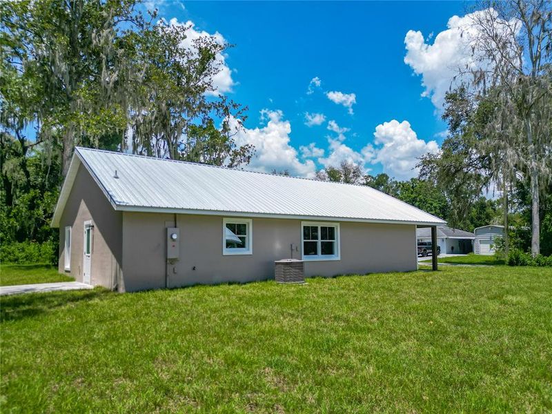 Exterior details and patio area of a home in , Lake Panasoffkee (Image 25).
