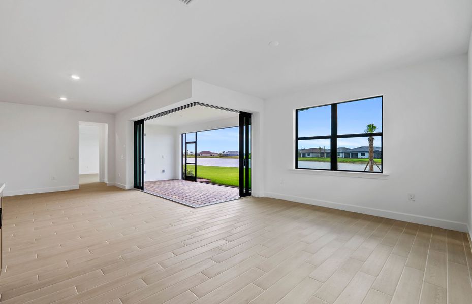 Spacious, unfurnished interior of a new home in Del Webb Naples, Ave Maria (Image 9).