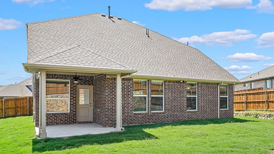 Exterior details and patio area of a home in Eagle Creek, Denton (Image 3).