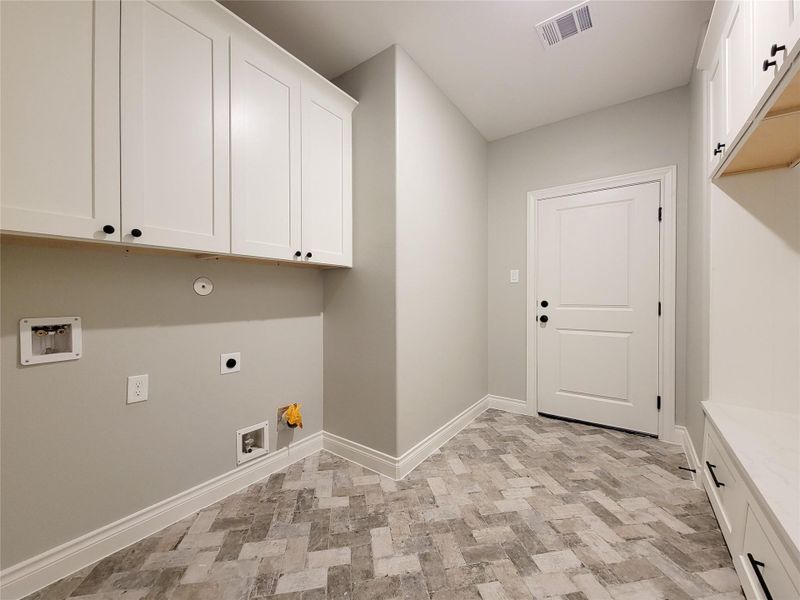 Spacious, unfurnished interior of a new home in , Conroe (Image 35).