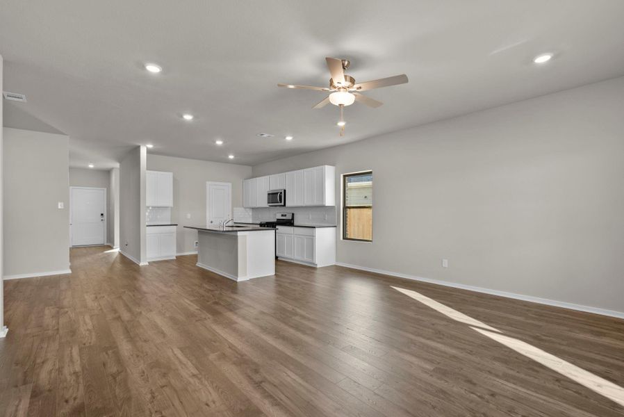 Spacious, unfurnished interior of a new home in Laurel Landing, Alvin (Image 30).
