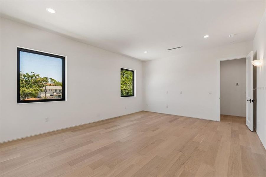Spacious, unfurnished interior of a new home in , Tampa (Image 54).