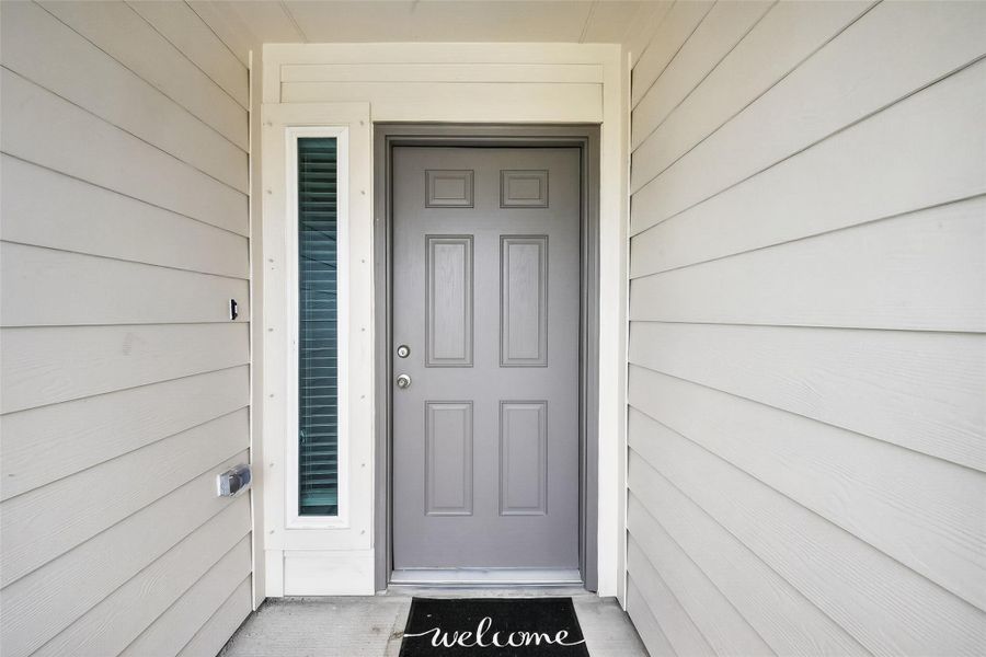 Exterior details and patio area of a home in Rollingbrook Estates, Baytown (Image 3).